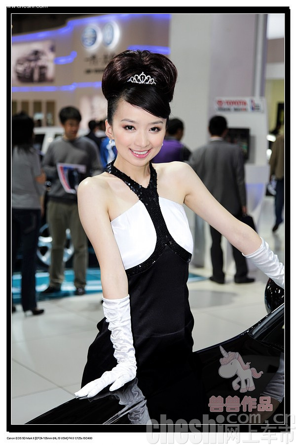 2009年济南车展俏皮可爱的丰田车模