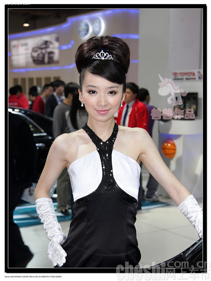 2009年济南车展俏皮可爱的丰田车模