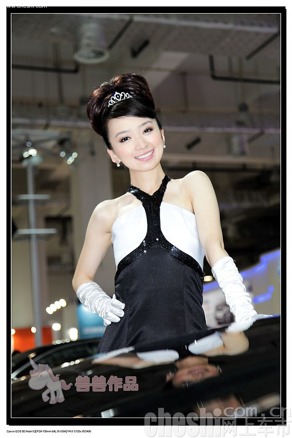 2009年济南车展俏皮可爱的丰田车模