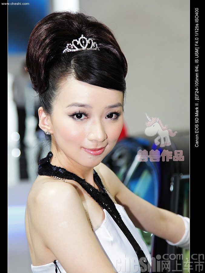 2009年济南车展俏皮可爱的丰田车模