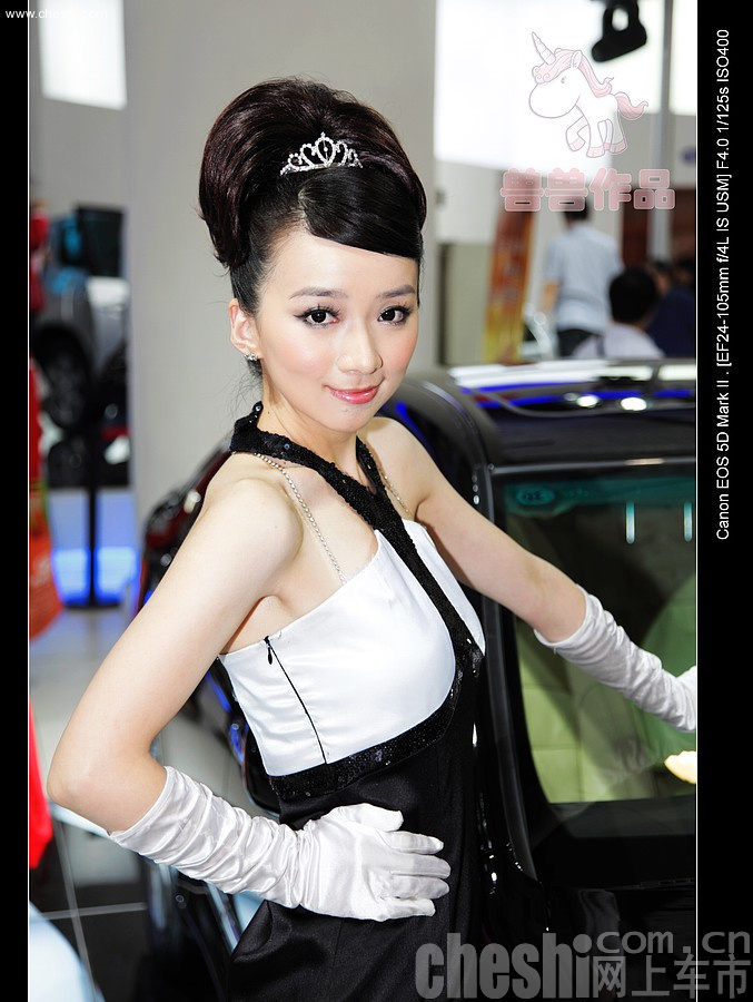 2009年济南车展俏皮可爱的丰田车模