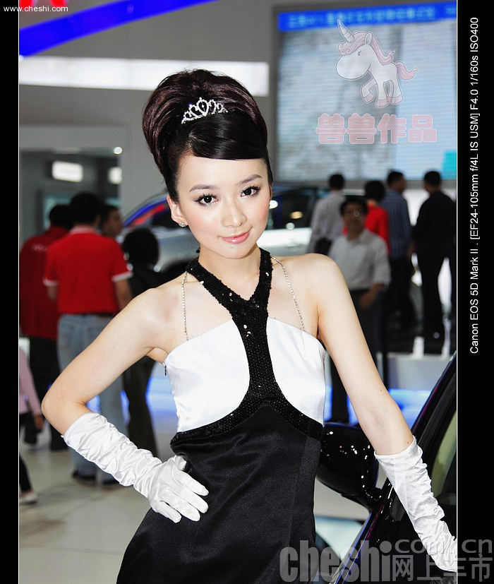 2009年济南车展俏皮可爱的丰田车模