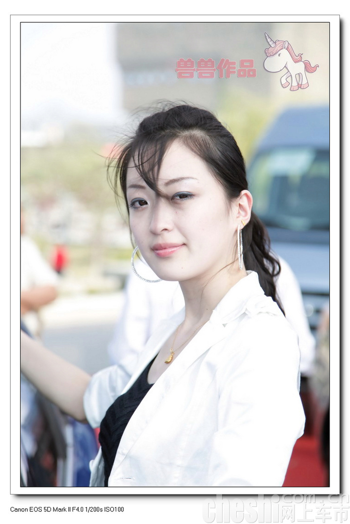 2009年济南车展斯巴鲁车模之白衣MM