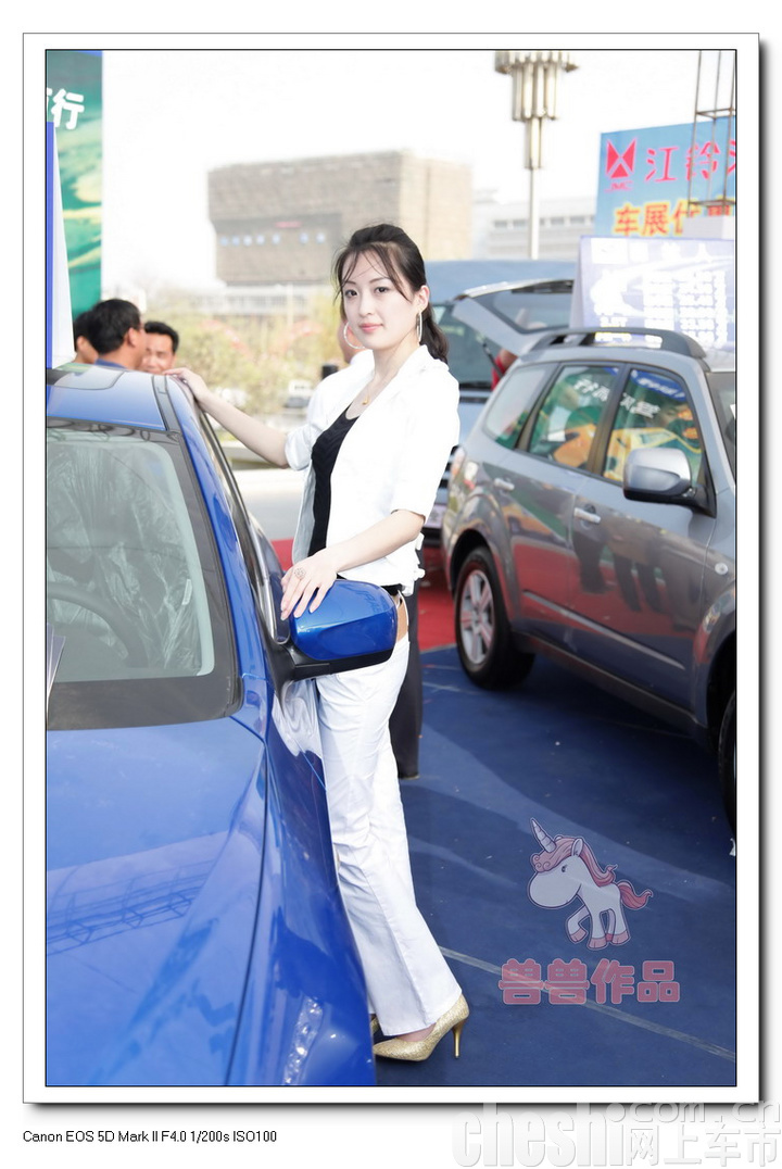 2009年济南车展斯巴鲁车模之白衣MM