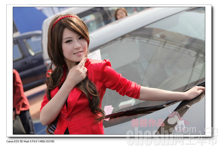 2009年济南车展斯巴鲁车模之白衣MM