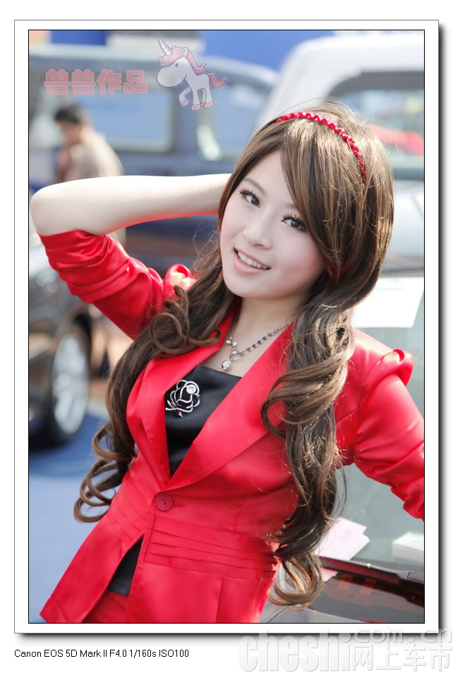 2009年济南车展斯巴鲁车模之白衣MM