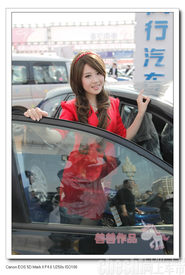 2009年济南车展斯巴鲁车模之白衣MM