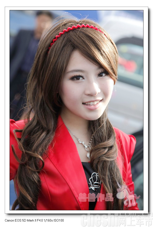 2009年济南车展斯巴鲁车模之白衣MM