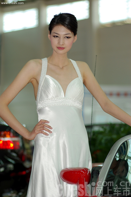 美女车模