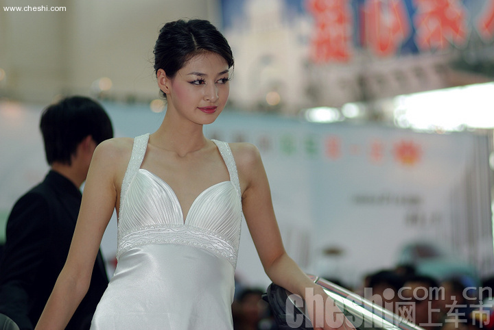 美女车模