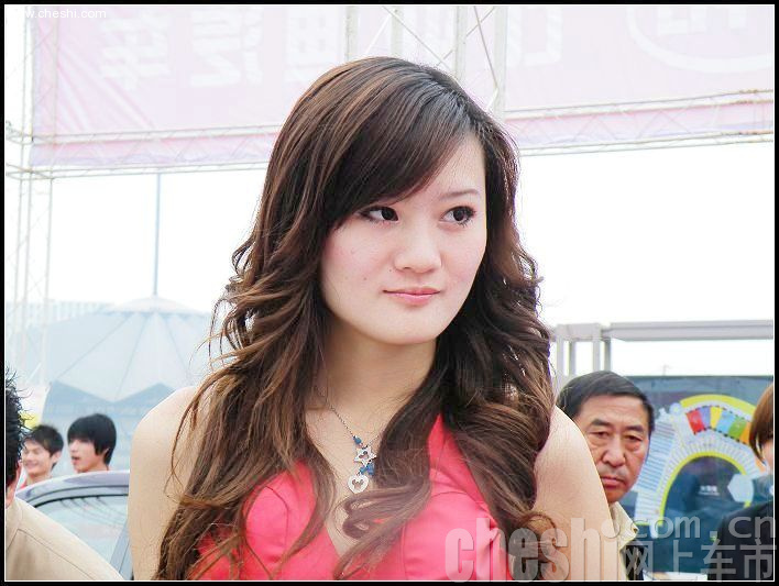 美女车模