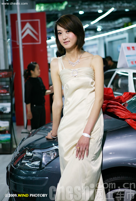美女车模