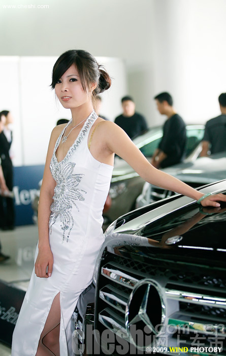 美女车模