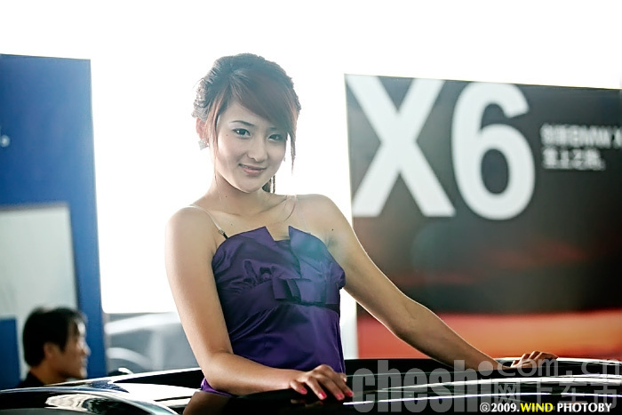 美女车模