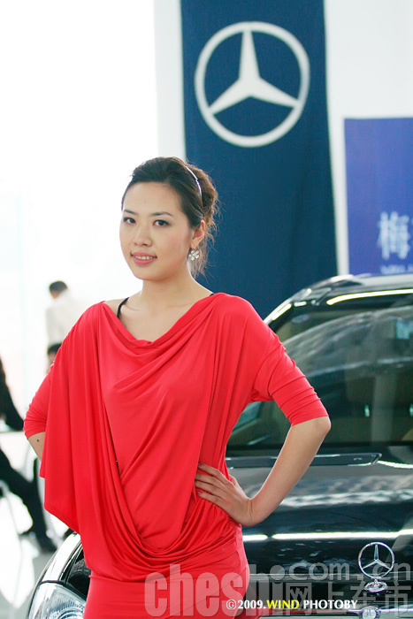 美女车模