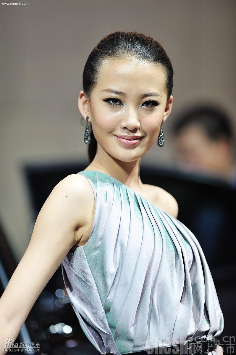靓丽车模