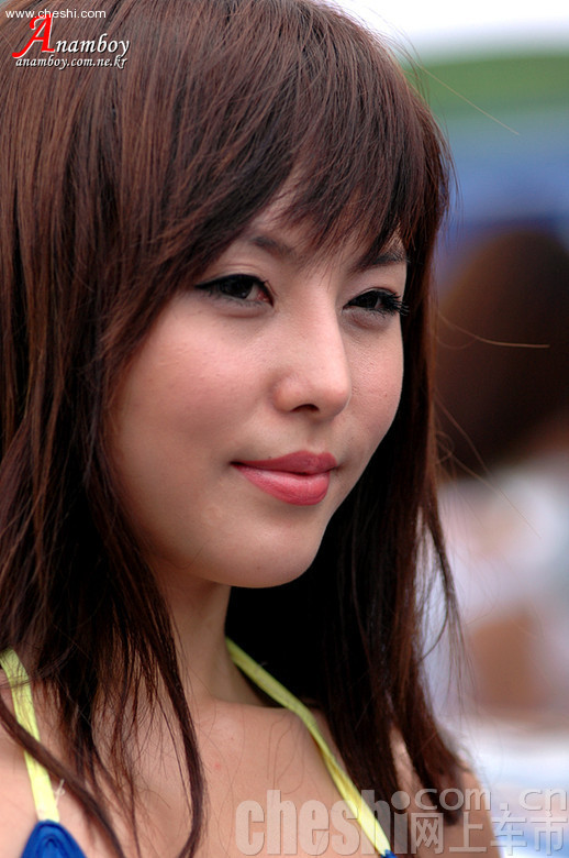 很劲爆的美胸车模