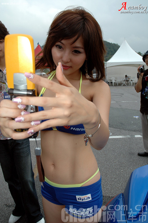 很劲爆的美胸车模