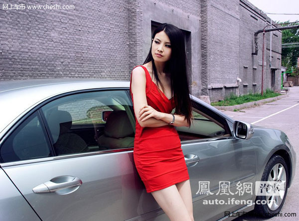 她是今天的女主角，她懂得生活，爱喝咖啡，迷恋时尚，喜欢汽车。她说：“开车就像了解一个男人，不一定非得自己开，但一定要座在前排，因为这样视野好。”聊到时尚，她总是说：“没有丑女人，只有懒女人！”当然化妆对于时尚的她来说是必须的，淡妆就像选择讴歌一样，不需要引人关注，但一定要感觉华贵。 
