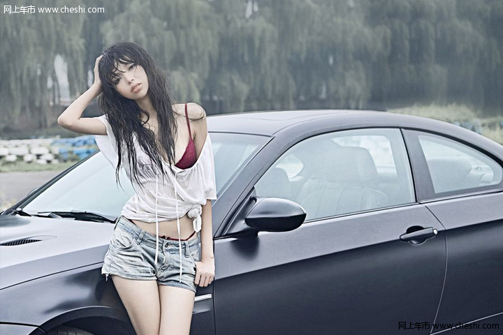 90后少女出位车模照