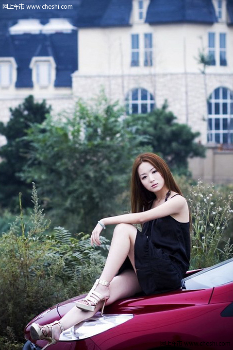 敞篷车伴气质美女