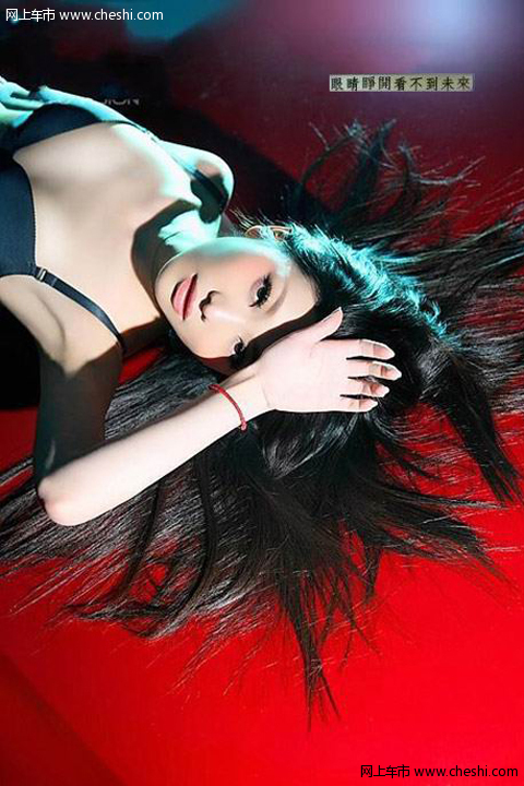 内衣美女的妖媚瞬间