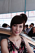 美女车模