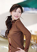 美丽动人紧身衣的汽车美女