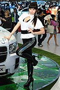 美目迷人的跑车美女