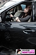 富家女自驾豪车去旅游