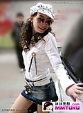 室外车模绽放白色妖艳
