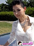 室外车模绽放白色妖艳
