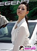 室外车模绽放白色妖艳