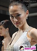 奔驰美女尽显高贵