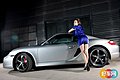 美丽车模冰冷如钢 锐利如刀