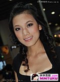 美人浅笑露皓齿