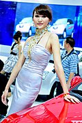 漂亮蓝眼车模车展秀