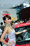 漂亮蓝眼车模车展秀