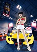 抢眼车模搞怪可爱POSE写真