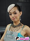 荣威美女头戴珠花
