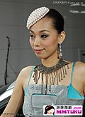 荣威美女头戴珠花