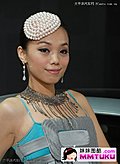 荣威美女头戴珠花