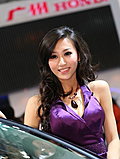 甜美车模香肩诱惑