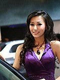甜美车模香肩诱惑