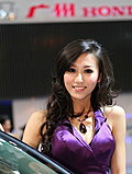 甜美车模香肩诱惑