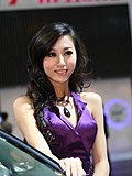甜美车模香肩诱惑