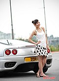 喜欢名车 还是喜欢这个美女