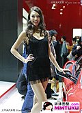小礼服衬托的妙曼身姿