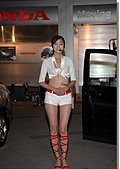 一个身材超级好的车展美女