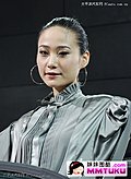 衣饰冷峻美色难掩
